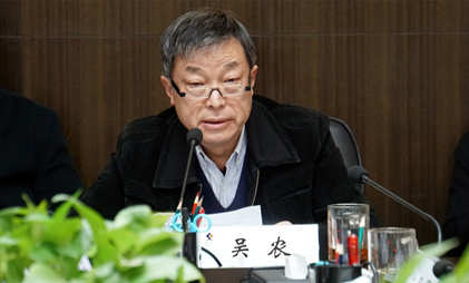 활력 적으로 "서쪽으로 움직이는 정신"을 홍보하고 새로운 시대에 투쟁하는 사람이 되십시오
