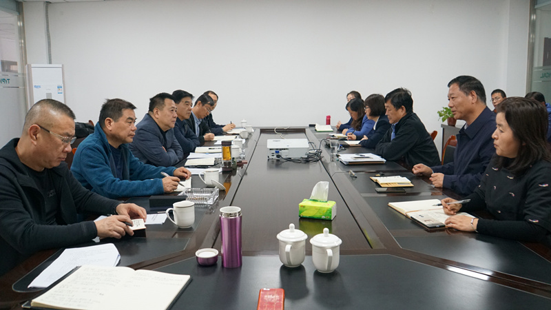 조사 및 연구가 실제 결과를 달성 할 수 있도록 기업의 어려움과 고통에 중점을 둡니다.